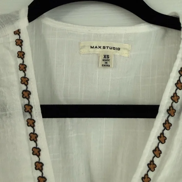 Max Studio White Blouse with Blue Embroidery - Picture 4 of 4